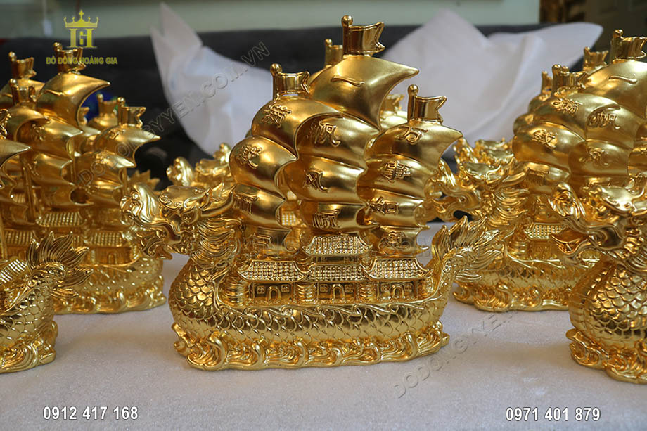 Thuyền rồng d&aacute;t v&agrave;ng 24K l&agrave; vật phẩm phong thủy c&oacute; gi&aacute; trị cả về mặt tinh thần lẫn vật chất, bởi gia chủ kh&ocirc;ng n&ecirc;n t&ugrave;y tiện đặt m&agrave; phải nghi&ecirc;n cứu thật kỹ